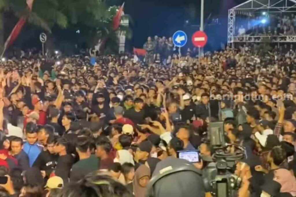 Situasi rusuh di konser Pesta Rakyat Hari Jadi Kabupaten Trenggalek.