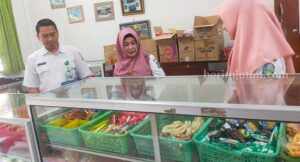 Kepala Cabdindik Wilayah Kabupaten Jombang, Sri Hartati (tengah), saat mengecek Kopsis Cipta Mandiri SMKN Mojoagung Jombang