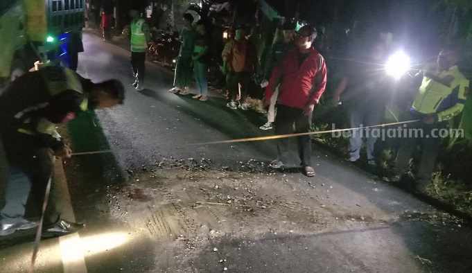Polisi melakukan olah TKP di di Jl Raya Sumberboto Desa Japanan Jombang, Selasa (8/8/2023)