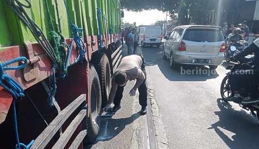 Petugas Satlantas Polres Jombang melakukan olah TKP di Jl Raya Gambiran Mojoagung Jombang, Rabu (2/8/2023)