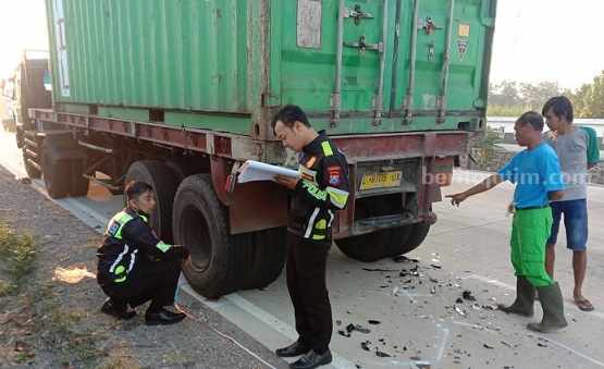 Truk parkir yang ditabrak pemotor di Jl Raya Jatipelem Jombang, Selasa (1/8/2023}