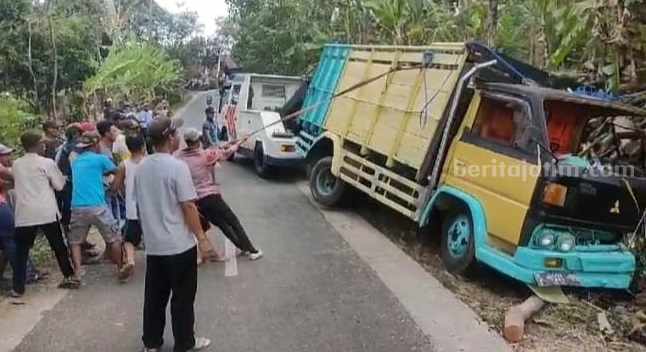 Proses evakuasi truk yang mengalami kecelakaan di Jl Raya Desa Jenisgelaran Kabupaten Jombang, Rabu (23/8/2023)