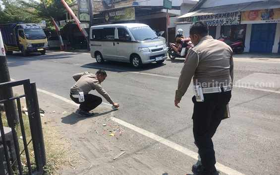 Polisi melakukan olah TKP di Jl Raya depan Pesantren Tebuireng Jombang, Sabtu (19/8/2023)