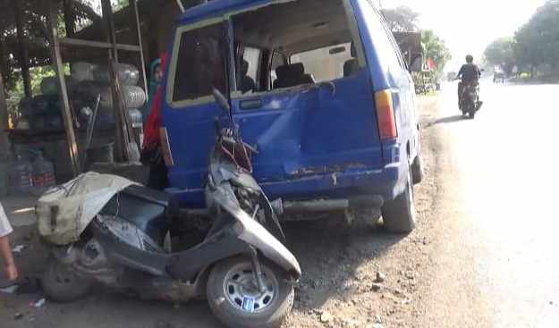 Sepeda motor dan mobil parkir yang ditabrak oleh pelajar, Rabu (30/8/2023)