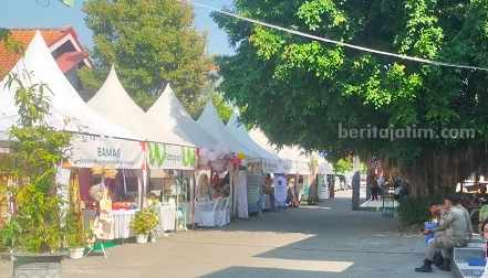 Lapak UMKM saat festival Organisasi Masyarakat Sipil (OMS) Kabupaten Jombang 2023 di Dinas Pendidikan dan Kebudayaan setempat, Sabtu (5/8/2023). [Foto/Yusuf Wibisono]