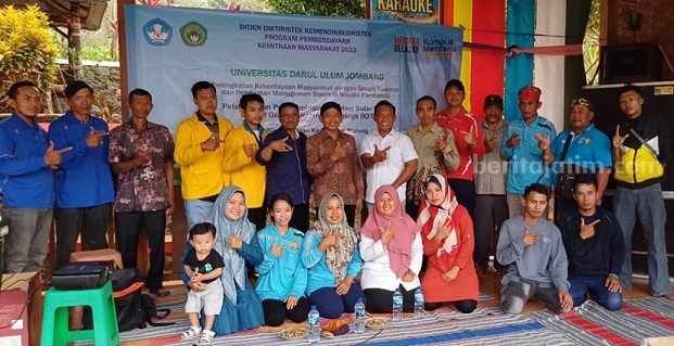 LPPM Undar Beri Pelatihan Instalasi Panel Surya di Wisata Pandansili Jombang Tim PKM Undar Jombang usai acara pelatihan di wisata Pandansili Desa Ngampungan Kecamatan Bareng Kabupaten Jombang, Selasa (28/8/2023)