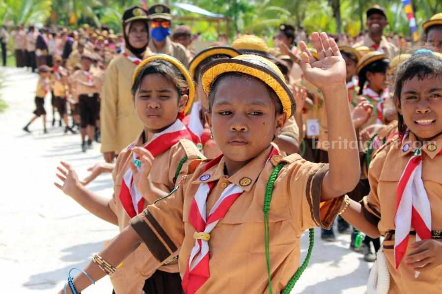 Para siswa sedang mengikuti kegiatan pramuka. (Sumber foto: Jufriderwotubun/pixabay.com)