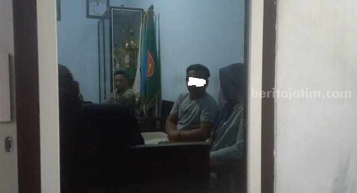 Kedua pasangan saat menjalani mediasi di Balai Desa Mancilan Kecamatan Mojoagung Jombang, Jumat (18/8/2023) malam