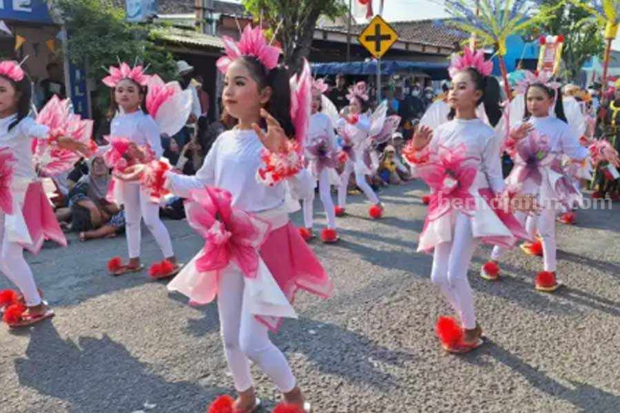 Bahagianya Siswa Siswi Sekolah di Magetan Ikuti Maospati Carnival Para siswi sekolah yang mengikuti Maospati Carnival. (Kominfo)
