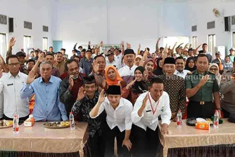 Bupati Trenggalek Nur Arifin bersama ASN.