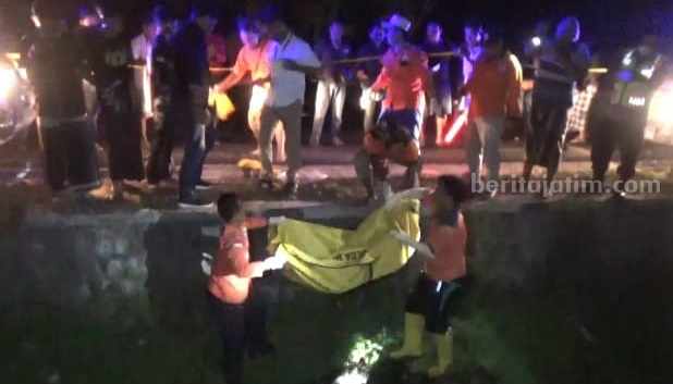 Polres Jombang Mulai Lakukan Penyelidikan Penemuan Korban Mutilasi Mayat korban mutilsasi dievakuasi dari Sungai Japanan Kecamatan Mojowarno Kabupaten Jombang, Jumat (4/8/2023) malam
