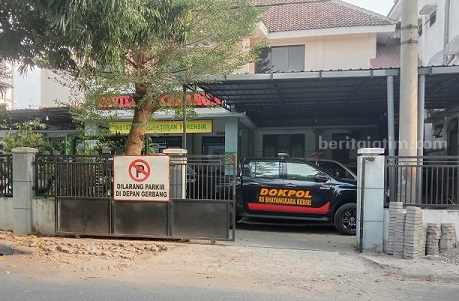 Tim Dokpol sedang berada di kamar jenazah RSUD Jombang, Sabtu (5/8/2023)