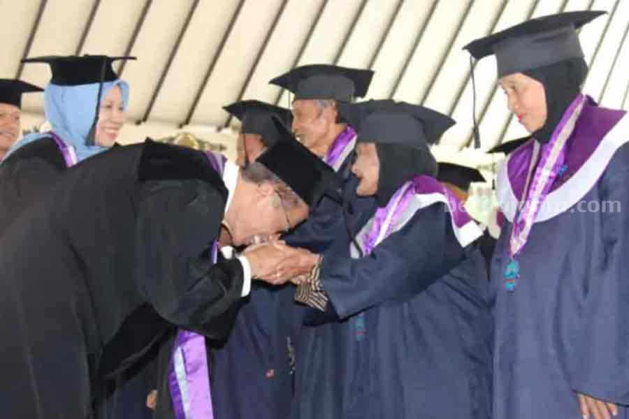 Nenek di Magetan Ini Jadi Wisudawan Tertua Sedunia, Umurnya Sudah 116 Tahun Bupati Magetan Dr. Drs. H. Suprawoto S, H. M.Si cium tangan ke Mbah Suyatmi sebagai lulusan tertua. (Diskominfo)