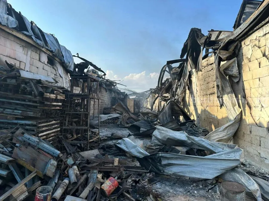 Pemadaman Pabrik Plastik Terbakar di Gresik Habiskan Air 100 Tangki Puing-puing gudang pabrik plastik PT Gunung Agung Sentosa di Jalan Raya Kepatihan Menganti Gresik usai dilalap api