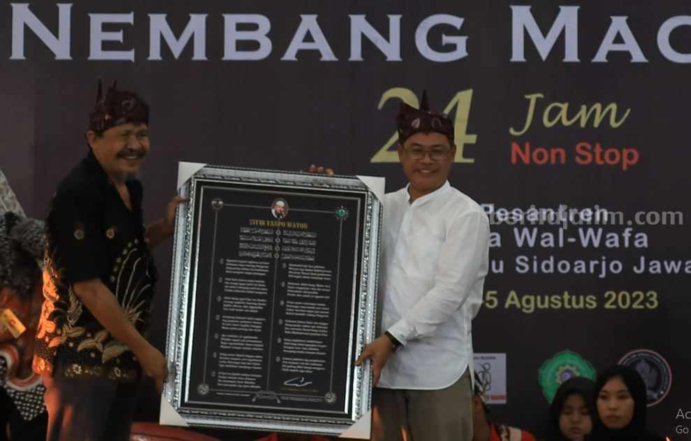 Dekan FIB Unair Prof Dr Purnawan Basundoro, SS, MHum, saat menerima cinderamata dari Pondok Ahlus Shafa Wal Wafa, Sidoarjo, Jumat (4/8/2023).