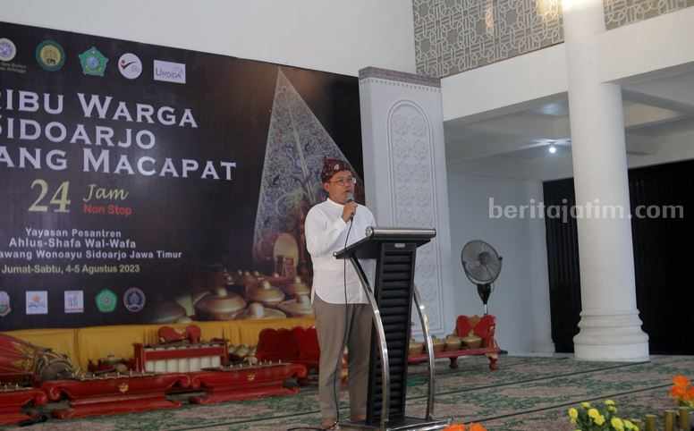 Dekan FIB Unair Prof Dr Purnawan Basundoro, SS, MHum, saat memberikan sambutan dalam acara "Seribu Warga Sidoarjo Nembang Macapat, 24 Jam Nonstop", di Pondok Ahlus Shafa Wal Wafa, Sidoarjo, Jumat (4/8/2023).