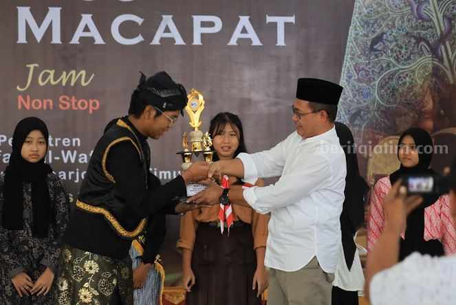Dekan FIB Unair Prof Dr Purnawan Basundoro, SS, MHum, saat menyerahkan piala kepada siswa yang menjuarai lomba karawitan dalam rangkaian acara "Seribu Warga Sidoarjo Nembang Macapat, 24 Jam Nonstop", di Pondok Ahlus Shafa Wal Wafa, Sidoarjo, Jumat (4/8/2023).