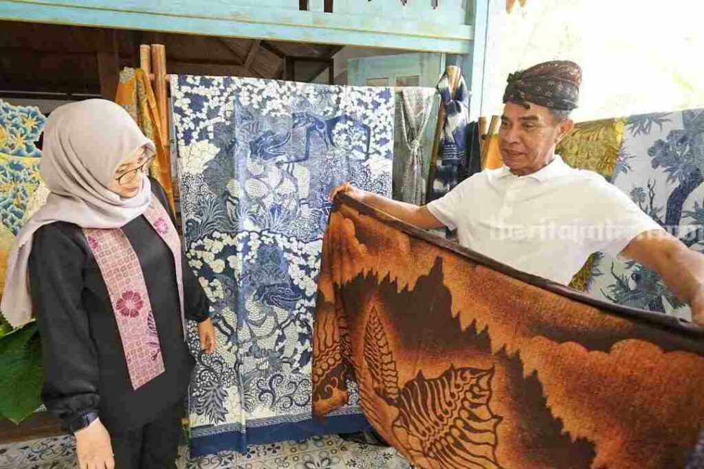 Ada Pasar Batik dan Museum di Lereng Gunung Ijen Pasar batik di lereng Gunung Ijen Banyuwangi.