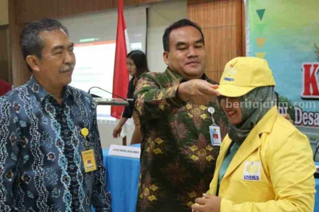 Bupati Blora secara simbolis memasangkan topi untuk para pegiat desa.