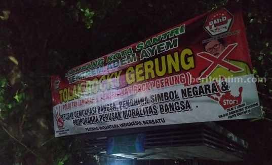 Rocky Gerung Jadi Pembicara di Kampus Undar Jombang, Ada Aksi Penolakan Spanduk menolak Rocky Gerung terpasang di depan kampus Undar Jombang, Selasa (1/8/2023)