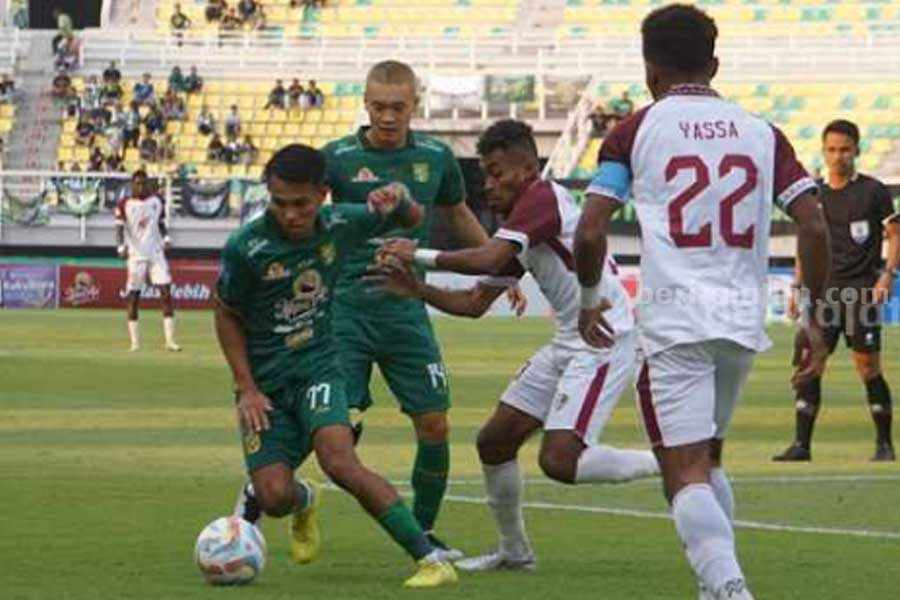 Persebaya Surabaya saat menjamu tim PSM Makasar di kandang. (Way)