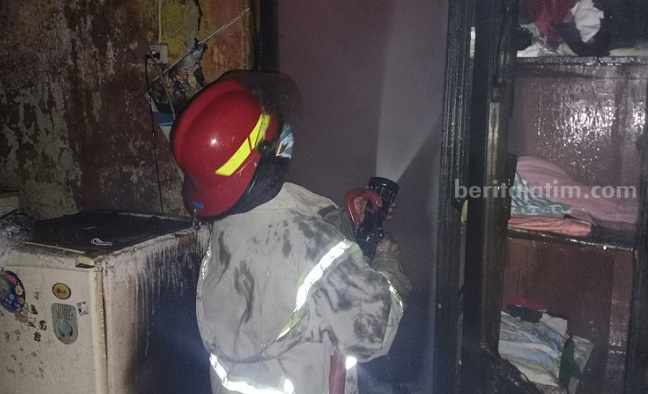 Petugas sedang memadamkan api yang membakar rumah di kawasan Perum Mojongapit Indah Jombang, Rabu (23/8/2023)