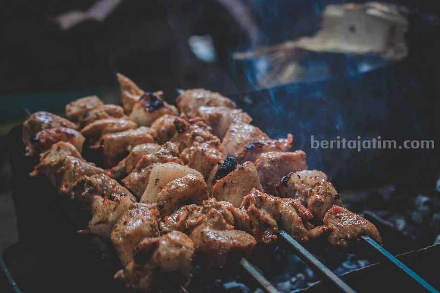 Rekomendasi 5 Tempat Makan Sate Kelinci di Malang dan Batu Foto: Illustrasi sate kelinci di Malang dan Batu. (Samer Daboul/pexels.com)
