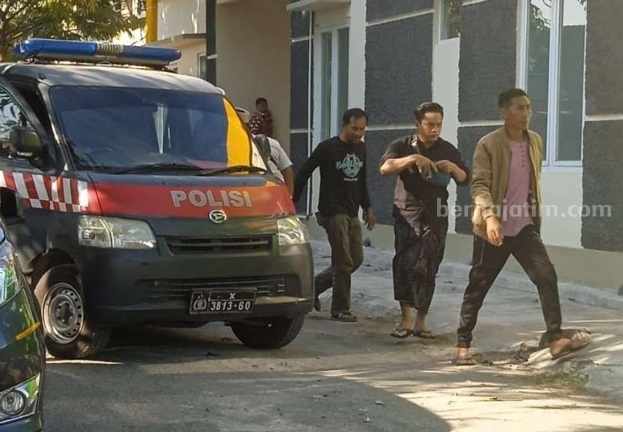 Kepolisian bersama anggota keluarga korban di RSUD dr Soegiri Lamongan