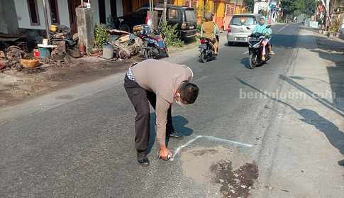 Polisi saat melakukan olah TKP di Jl Raya Wuluh Kecamatan Kesamben Jombang, Selasa (15/8/2023)