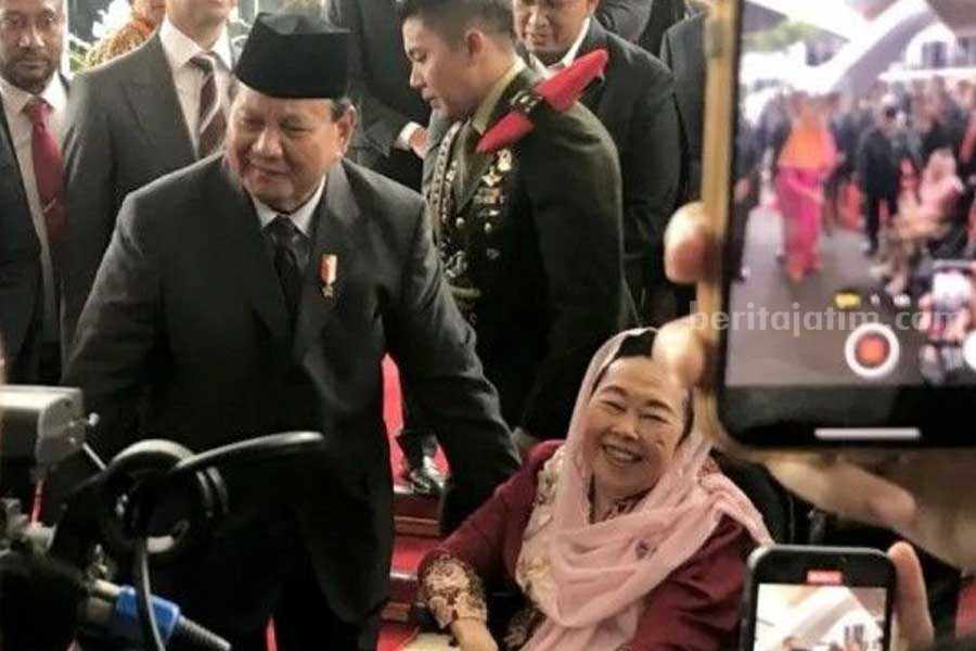 Menteri Pertahanan RI Prabowo Subianto (kiri) dan Istri Presiden Ke-4 RI, Sinta Nuriyah (kanan) berbincang-bincang sembari menunggu kendaraan di pelataran Gedung Nusantara.