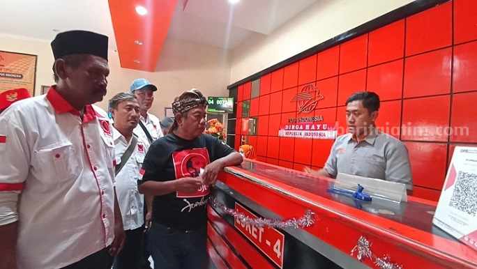 Projo mengirimkan surat mosi tidak percaya melalui Kantor Pos Jombang, Senin (21/8/2023)