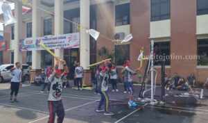 Lomba pukul air dengan mata tertutup di PN Jombang