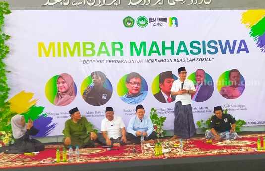 Rocky Gerung saat berbicara di depan ratusan mahasiswa di auditorium Undar Jombang, Selasa (1/8/2023). [Foto/Yusuf Wibisono]