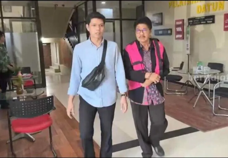 Mantan Kepala Dinas Pendidikan Jawa Timur, Saiful Rachman, didampingi pengacaranya, Rabu (2/8/2023)