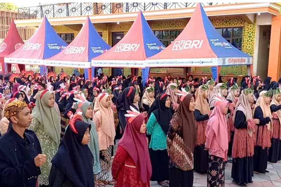 Peringatan Kemerdekaan ke-78, Para Santri di Trenggalek Upacara Pakai Baju Daerah Para santri di Trenggalek saat upacara 17 Agustus.