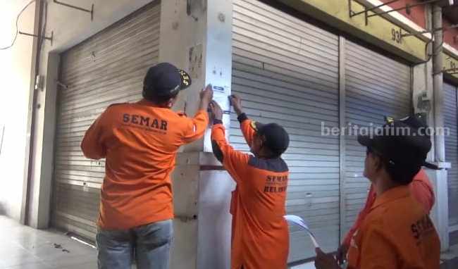 Relawan di Jombang Sebar Pamflet Berisi Ciri-ciri Wanita Korban Mutilasi Relawan Semar Jombang menempelkan pengumuman ciri-ciri korban mutilasi di Pasar Mojoagung, Rabu (9/8/2023)