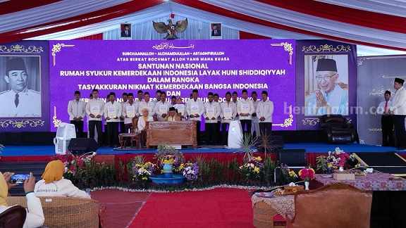 Penyerahan piagam rumah layak huni untuk warga kurang mampu oleh Tarekat Shiddiqiyyah, Minggu (20/8/2023)