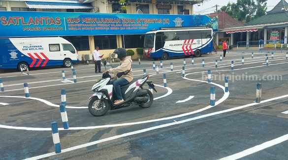 Jalur lintasan ujian praktik SIM di Satlantas Polres Jombang tidak lagi menggunakan jalur angka 8 dan zig zag, Senin (7/8/2023)