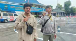 Rizky dan Hanafi mendapatkan SIM C setelah lulus ujian praktik