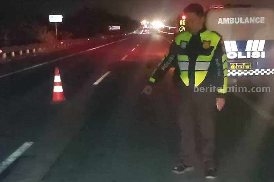 Petugas Satlantas Polres Mojokerto Kota melakukan olah TKP kecelakaan di tol Surabaya-Mojokerto (Sumo) KM 714A Mojokerto. (Ist)