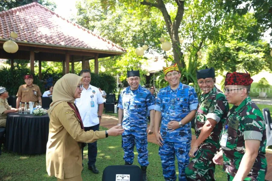 Bupati Banyuwangi Ipuk Fiestiandani saat menemui Marsekal Pertama TNI Agus Priyanto