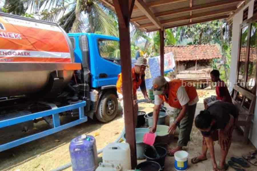 Dua Desa di Trenggalek Alami Kekeringan, BPBD Trenggalek dropping air bersih. (Ist)