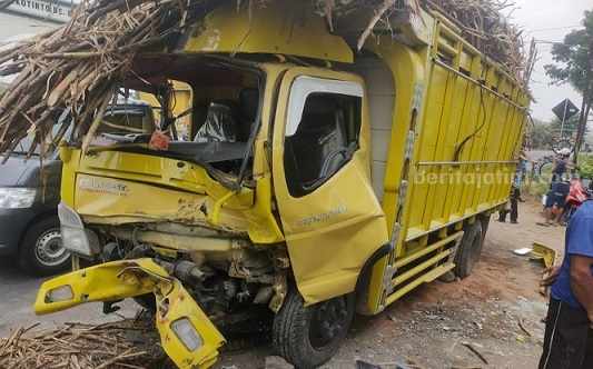 Kondisi truk tebu usai menabrak kendaraan parkir, Kamis (3/8/2023)