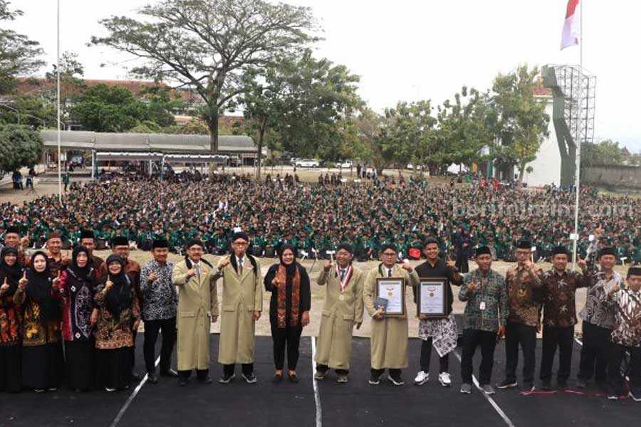 Lukisan kaligrafi terpanjang se-dunia mendapat rekor muri.