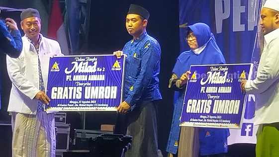 Dua jemaah yang mendapatkan hadiah umrah gratis, Minggu (27/3/2023) malam. [FOTO/Yusuf Wibisono]