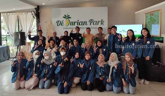 Mahasiswa Unair saat berada di Kebun Riset DeDurian Park