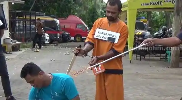 Jofer, salah satu tersangka penusukan saat melakukan rekonstruksi di Polres Malang, Jumat (4/8/2023)