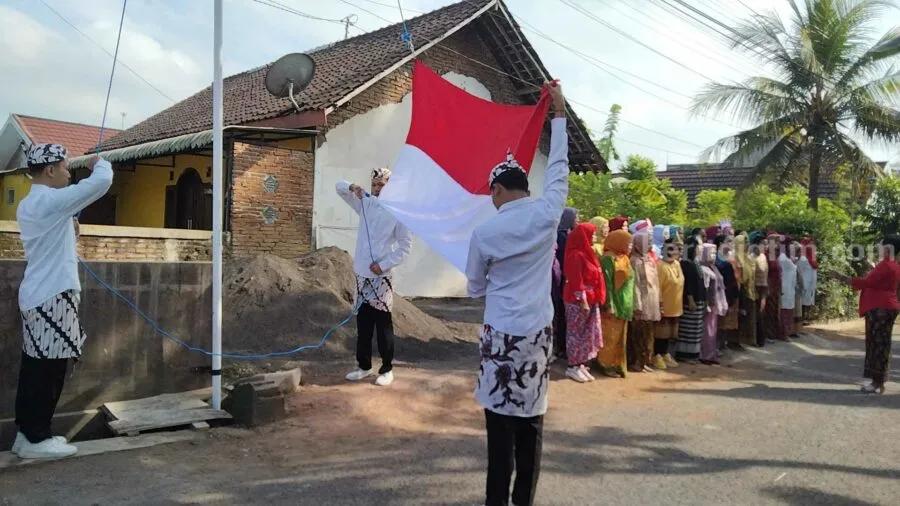 Ratusan Warga Kepanjen Malang Upacara Kemerdekaan di Tengah Kampung Pengibaran Bendera Merah Putih di Kampung Semboja RT23/RW3, Kelurahan Cepokomulyo, Kepanjen, Kabupaten Malang, Kamis (17/8/2023).
