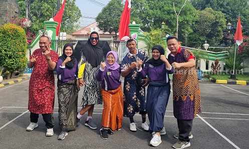 Serunya Lomba Agustusan di PN Jombang: Hakim Main Bola Voli Pakai Daster