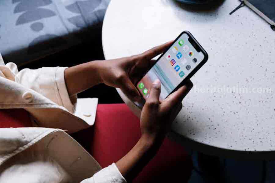 Fitur baru WhatsApp bisa gunakan dua nomor hp. (Cottonbro Studio/pexels.com)